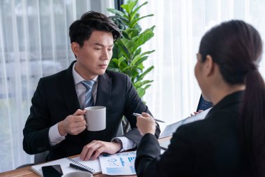 Ofisteki analist ekibi veri analizi ve pazarlama stratejisini güçlü takım çalışmasıyla yapılan toplantıda iş performansını artırmak için BI gösterge paneli ve istatistikleri kullanarak tartışıyor. Sevinçli.