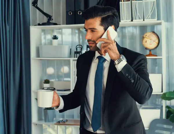 Çalışkan Meşgul Adamı Modern Ofisteki Arkadaşıyla Telefonda Konuşuyor Elinde Kahveyle — Stok fotoğraf