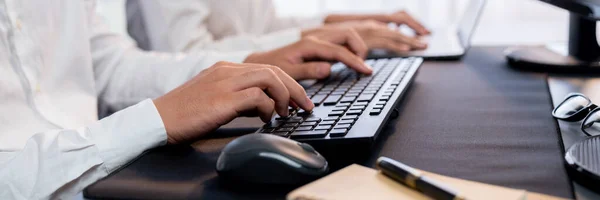 사무직 근로자들은 공간의 책상에 앉아서 컴퓨터를 사용하고 키보드를 직장에서 데이터 — 스톡 사진