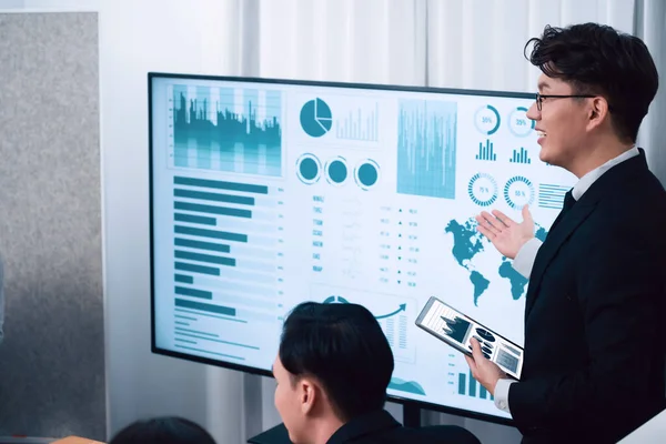 Confidence Asian Businessman Give Presentation Financial Analyzed Business Intelligence Dashboard — Stockfoto