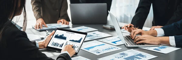 Panorama Shot Analytik Tým Pomocí Fintech Analyzovat Finanční Zprávu Tabletem — Stock fotografie
