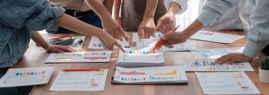 Analist ekibi, FBI Fintech 'i kullanarak mali konsolu inceliyor ve işaret ediyor. İş adamları iş görüşü için raporları inceliyor. Panorama çekimi. İnceleyin