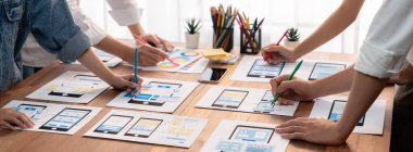 Kağıt kablo arayüzü üzerinde mobil uygulama için UI ve UX tasarımları yapan ön-uç geliştirici ekibin panorama görüntüsü. Kullanıcı dostu UI tasarımı için kullanıcı arayüzü geliştirme ekibi planlama. İnceleyin