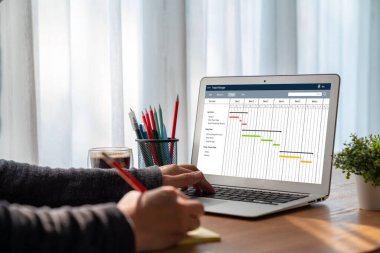 Ekip projesinin zaman çizelgesini gösteren bilgisayar ekranında, modern iş projesi yönetimi için proje planlama yazılımı