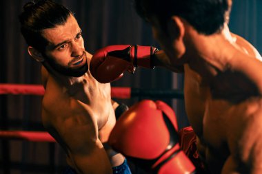 Asyalı ve Kafkasyalı Muay Thai boksörü boks maçında güçlerini serbest bırakıyor. Güçlü kaslı Taylandlı boksör acımasız dövüş hünerleriyle yumruk atıyor. Impetus