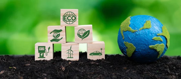 Träkub Med Miljösymbol Och Pappersglob Bördig Jord Bakgrund Främja Miljömedvetenhet — Stockfoto