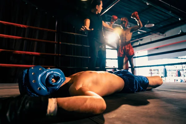 拳击裁判员介入 停止了撞倒对手后的打斗 以获胜者为背景 裁判暂停了拳击手在比赛后的安全动作 Impetus — 图库照片