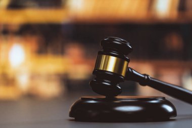 Hukuk firması ya da avukatlık bürosu geçmişi ve avukat ve hakim için hukuk sistemi üzerine kara tahta tokmak duruşmalar ve açık artırmalarda otoriteyi ve adaleti simgeler. Eşitlik