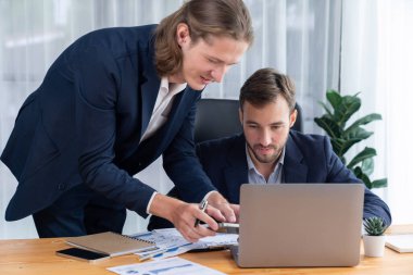 Ofisteki analist ekibi, iş performansını artırmak için grafik ve grafikli BI gösterge panelini kullanarak çalışma alanındaki pazarlama stratejisi için finansal veri analizi yapmakla meşgul. Varlık