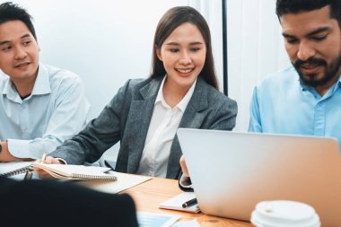 Çok ırklı analist ekibi toplantı masasındaki mali raporu analiz etmek için BI gösterge tablosunu kullanıyor. Çeşitli iş adamlarından oluşan bir grup, FIntech 'in veri analizini başarılı iş pazarlaması için kullanır. Uyum
