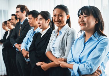 Modern çeşitlilik ve çok kültürlü şirket, iş adamları el ele verip kuyruğa giriyor, işbirliği ve işbirliği kavramına ortak bağlılık gösteriyor. Çok titiz.