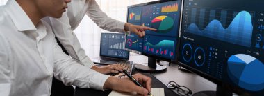 Analizci veri analizi ya da bilgisayar monitöründeki BI gösterge paneli üzerinde çalışıyor. Ticari pazarlama ve strateji planlaması için Fintech 'in şirket ofisindeki finansal verilerini analiz eden iş ekibi. Önde.