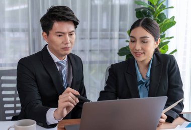 Ofisteki analist ekibi veri analizi ve pazarlama stratejisini güçlü takım çalışmasıyla yapılan toplantıda iş performansını artırmak için BI gösterge paneli ve istatistikleri kullanarak tartışıyor. Sevinçli.