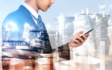 Businessman analyst working with digital finance business data graph showing technology of investment strategy for perceptive financial business decision. Digital economic analysis technology concept.