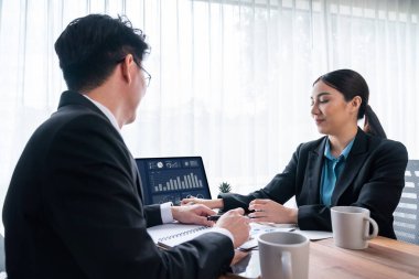 Ofisteki analist ekibi veri analizi ve pazarlama stratejisini güçlü takım çalışmasıyla yapılan toplantıda iş performansını artırmak için BI gösterge paneli ve istatistikleri kullanarak tartışıyor. Sevinçli.