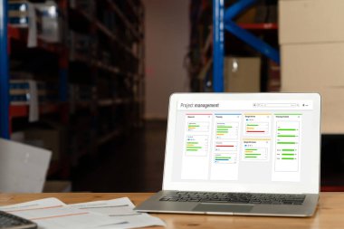 Ekip projesinin zaman çizelgesini gösteren bilgisayar ekranında, modern iş projesi yönetimi için proje planlama yazılımı