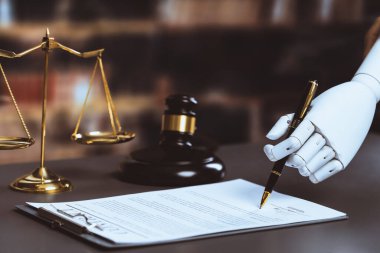 Yararlı ve adil adalet sisteminin gelecekteki yenilikçi konsepti. Yakın plan robot el imzalı yasal belge, AI yargıcının şeffaf yargı işlemlerinde yapay zeka olarak kullanılacak. Eşitlik