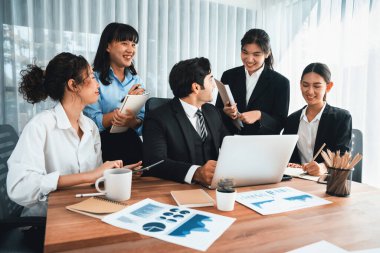 Ofis masasındaki finansal veri raporlarını analiz eden çeşitli bir grup iş analisti. Stratejik pazarlama planlaması için iş istihbarat analizine göre grafikler ve grafikler.