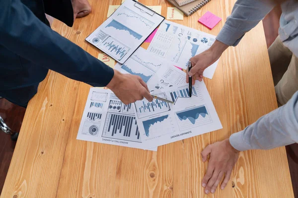 办公室分析团队分析工作空间营销策略的财务数据分析 用图表和图表对Bi仪表板纸进行堆栈 以优化绩效和风险管理 — 图库照片