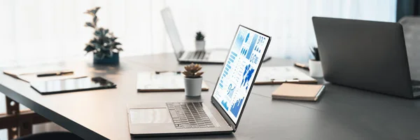 来自Fintech的Bi数据仪表板在笔记本电脑屏幕上显示了空办公室中的全面业务分析 增强业务财务数据可视化和增长战略的技术能力 — 图库照片
