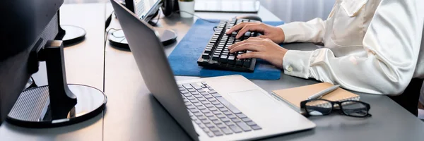 Pracownik Biurowy Siedzący Biurku Skupiony Zaangażowany Korzystający Komputera Wpisujący Klawiaturze — Zdjęcie stockowe