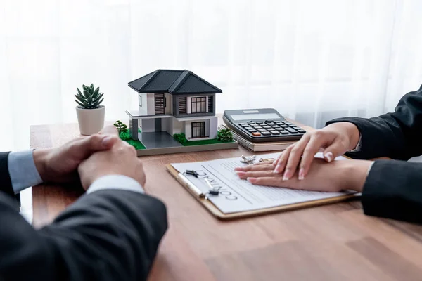 Cliente Agente Imobiliário Rever Contrato Empréstimo Discutindo Prazo Taxa Juros — Fotografia de Stock