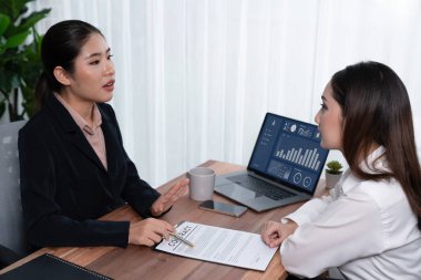 İş anlaşması toplantısı, genç iş kadınları sözleşmenin şartlarını ve şartlarını dikkatle gözden geçiriyorlar. Şirket avukatı sözleşme anlaşmasında danışmanlık yapar. Coşkulu.