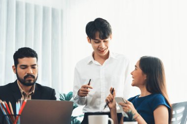 Profesyonel Asyalı çalışanlar, şirket ofisinde takım olarak çalışarak iş planları ve bilgisayarla başarılı olmak için verileri tartışırlar. Modern ofis çalışanı takım çalışması konsepti. Uyum