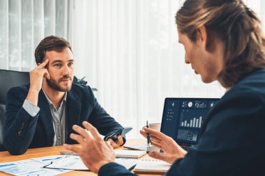 Ofisteki analist ekibi, iş performansını artırmak için bilgisayarında grafik ve çizelge olan BI gösterge panelini kullanarak çalışma alanındaki pazarlama stratejisi için finansal veri analizi yapmakla meşgul. Varlık