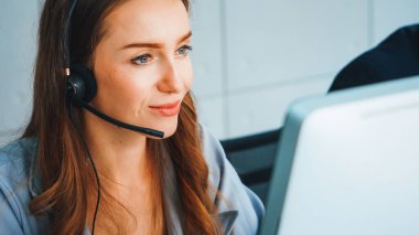 Ofiste çalışan kulaklık takan işadamları uzak müşteri ya da meslektaşlarını desteklemek için çalışıyorlar. Çağrı merkezi, tele pazarlama, müşteri destek acentesi telefon görüşmesinde hizmet sağlıyor. Jivy