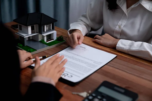 Revendo Contrato Empréstimo Casa Com Agente Analisando Documentos Financeiros Taxas — Fotografia de Stock