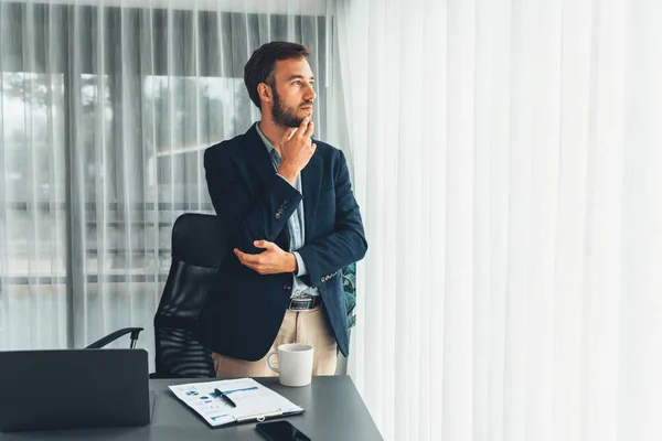 Schöner Geschäftsmann Schwarzen Anzug Steht Selbstbewusst Seinem Modernen Büro Porträt — Stockfoto