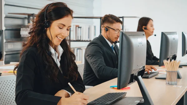 Ofiste çalışan kulaklık takan işadamları uzak müşteri ya da meslektaşlarını desteklemek için çalışıyorlar. Çağrı merkezi, tele pazarlama, müşteri destek acentesi telefon görüşmesinde hizmet sağlıyor. Jivy