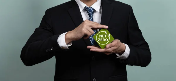 事業者との持続可能でグリーンなビジネスコンセプトを推進する企業は カーボンニュートラル ネット ゼロのシンボルを保持します クリーンエネルギー Co2排出ゼロの環境保全活動 Alter — ストック写真