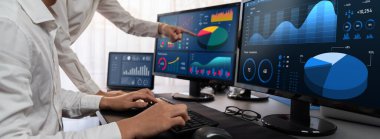 Analizci veri analizi ya da bilgisayar monitöründeki BI gösterge paneli üzerinde çalışıyor. Ticari pazarlama ve strateji planlaması için Fintech 'in şirket ofisindeki finansal verilerini analiz eden iş ekibi. Önde.