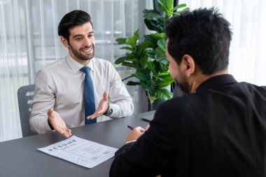 Başvuru formunu doldurmak için iş başvurusunda bulunmuş. Aday, mülakatta resmi konuşma için takım elbise giyer. Kariyer ve iş deneyimiyle ilgili sorularla dolu bir işe alım süreci. Coşkulu