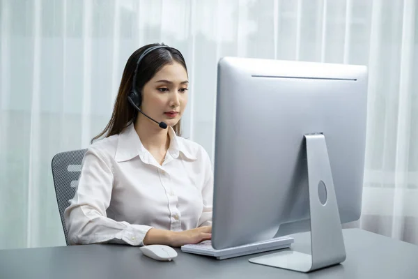 Call Center Asiático Com Fone Ouvido Microfone Trabalhando Seu Laptop — Fotografia de Stock