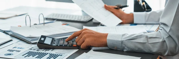 Audit Entreprise Calculant Budget Avec Calculatrice Sur Son Bureau Comptable — Photo