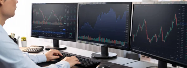 Investitore Trading Azionario Monitoraggio Grafico Dinamico Dei Dati Finanziari Commercio — Foto Stock