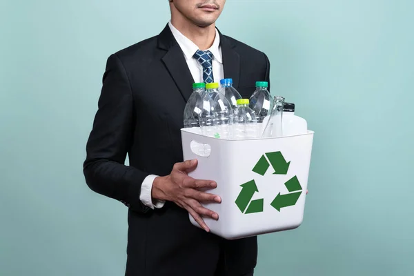Üzletember Tartsa Újrahasznosítás Szemetes Töltött Műanyag Palack Izolált Alapon Vállalati — Stock Fotó