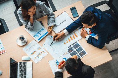 İş adamları grup toplantısı ofiste yukarıdan çekildi. İş kadınları, iş adamları ve ofis çalışanları toplantı masasında proje planlama belgeleriyle takım konferansında çalışıyorlar. Jivy