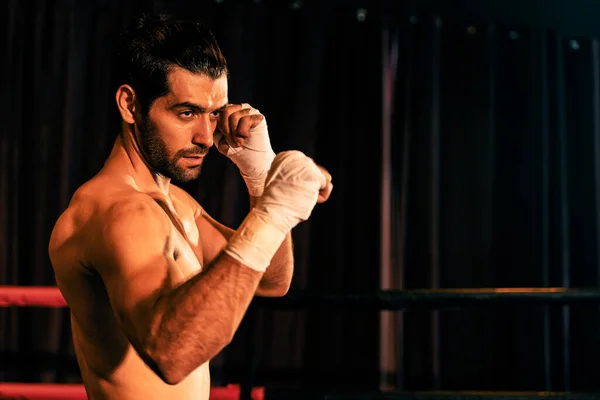 Boxeador Sin Camisa Posando Boxeador Caucásico Golpea Puño Desnudo Envolver —  Fotos de Stock