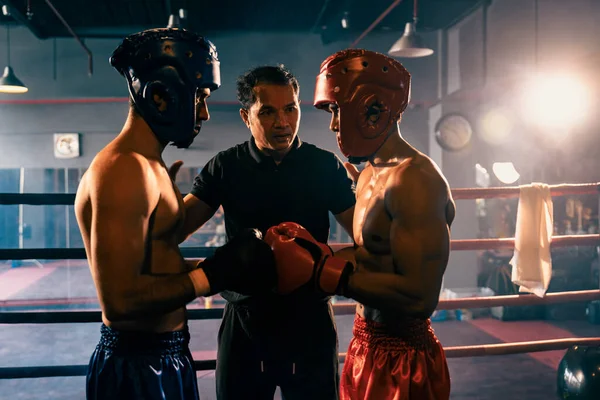 Boxeador Luchador Con Casco Seguridad Cabeza Guardia Enfrentan Entre Mientras —  Fotos de Stock
