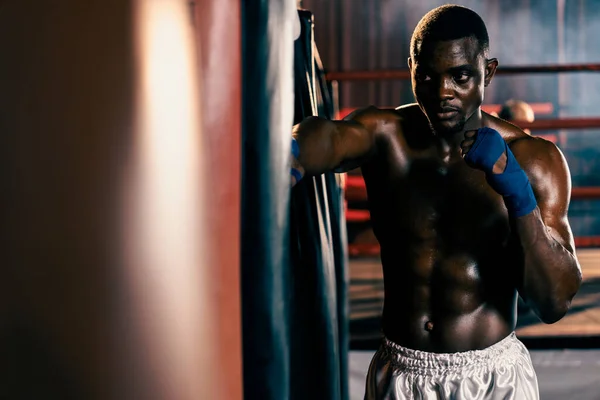 Boxeador Negro Afroamericano Saco Boxeo Como Equipo Entrenamiento Sacos Boxeo —  Fotos de Stock