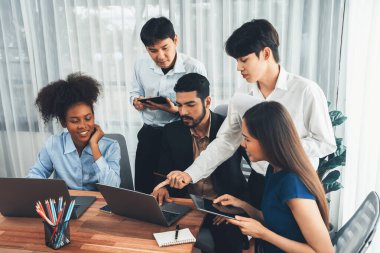 Mutlu iş adamları birlikte çalışır, şirket ofisinde tartışırlar. Profesyonel ve çeşitlilik takım çalışması iş planını bilgisayarda tartışır. Modern çok kültürlü ofis çalışanı. Uyum