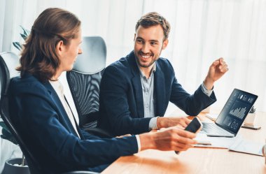 Ofisteki analist ekibi, iş performansını artırmak için bilgisayarında grafik ve çizelge olan BI gösterge panelini kullanarak çalışma alanındaki pazarlama stratejisi için finansal veri analizi yapmakla meşgul. Varlık