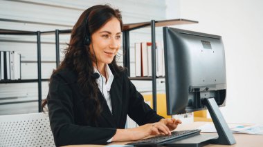 Ofiste çalışan kulaklık takan işadamları uzak müşteri ya da meslektaşlarını desteklemek için çalışıyorlar. Çağrı merkezi, tele pazarlama, müşteri destek acentesi telefon görüşmesinde hizmet sağlıyor. Jivy