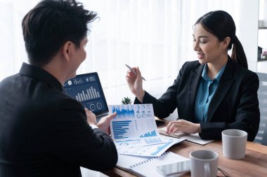 Ofisteki analist ekibi veri analizi ve pazarlama stratejisini güçlü takım çalışmasıyla yapılan toplantıda iş performansını artırmak için BI gösterge paneli ve istatistikleri kullanarak tartışıyor. Sevinçli.