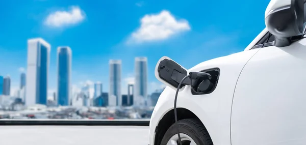 Eco 친화적 자동차 개념을 에너지로 작동하는 스테이션의 에서부터 충전기 자동차에 — 스톡 사진