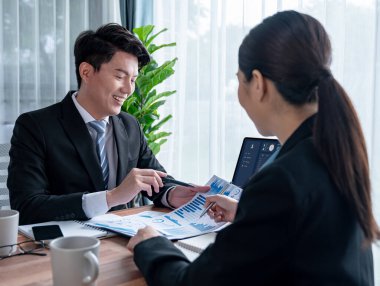 Ofisteki analist ekibi veri analizi ve pazarlama stratejisini güçlü takım çalışmasıyla yapılan toplantıda iş performansını artırmak için BI gösterge paneli ve istatistikleri kullanarak tartışıyor. Sevinçli.